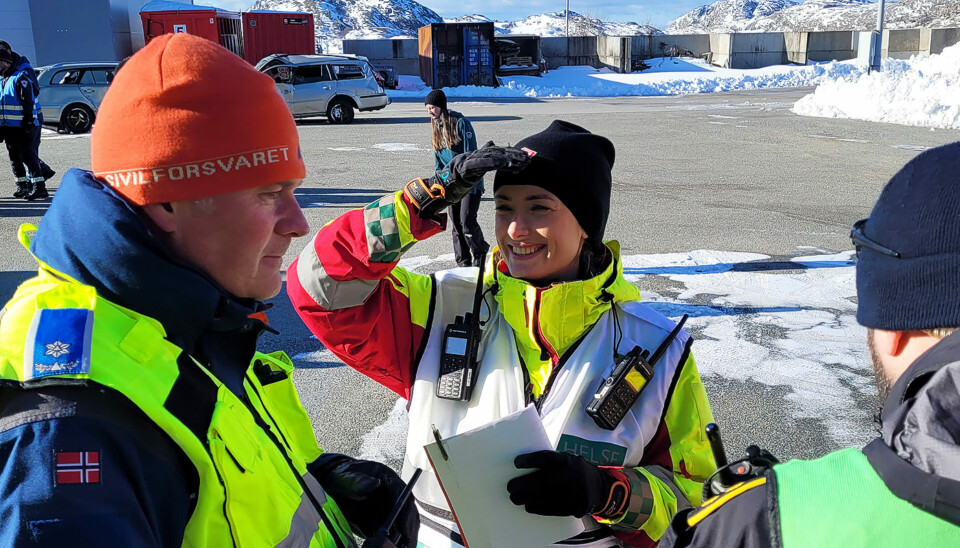 Sivilforsvarets samvirkekurs. Sivilforsvaret, helse og politiet diskuterer øvelsen.
