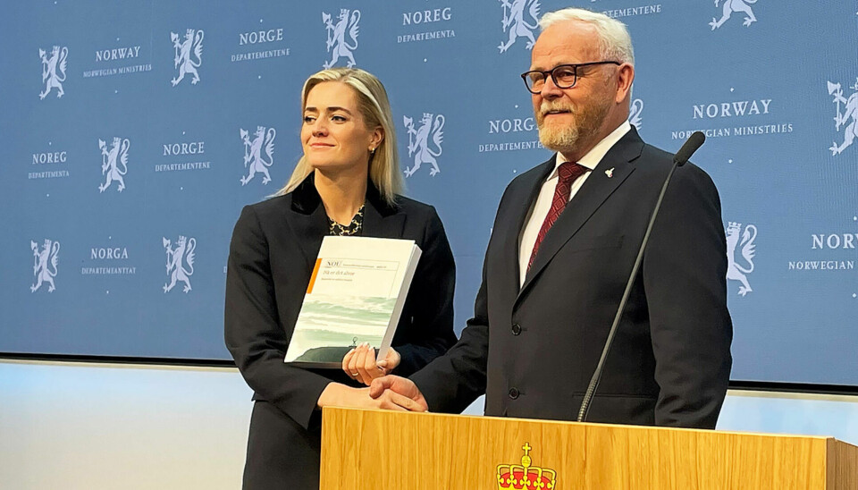Justis- og beredskapsminister Emilie Enger Mehl (t.v.) mottar Totalberedskapskommisjonens rapport av kommisjonsleder Harald Sunde.