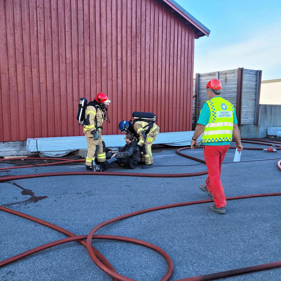 Kristiansand brann og redning, avdeling Vennesla, Lag 2, sammen med kjentperson og markør fra Huntonit AS. Øyvind Urdal fra Huntonit AS er fagleder industrivern.
