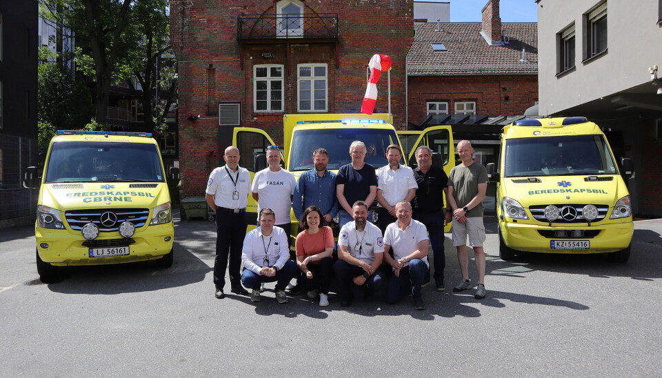 Den nye CBRNE-ambulansen ble avduket 14. juni. Foran fra venstre:
Bård Erik Nilsson (paramedic), Mari Asphjell (leder CBRNE-senteret), Stian Fischer Eriksen (operativ enhetsleder) og Anders Halden (seksjonsleder).
Bak fra venstre:
Ola Borstad (ambulansesjef), Hans Jørgen Sjøholm (paramedic), Lars Tveiten (tidligere BE-koordinator, nå spesialistrådgiver i Næringslivets sikkerhetsorganisasjon), Thor Sundby (tidligere områdeleder), Jon Våge (enhetsleder Midt), Roger Pettersen (Handicare) og Erik Westnes (paramedic OUS/LA).