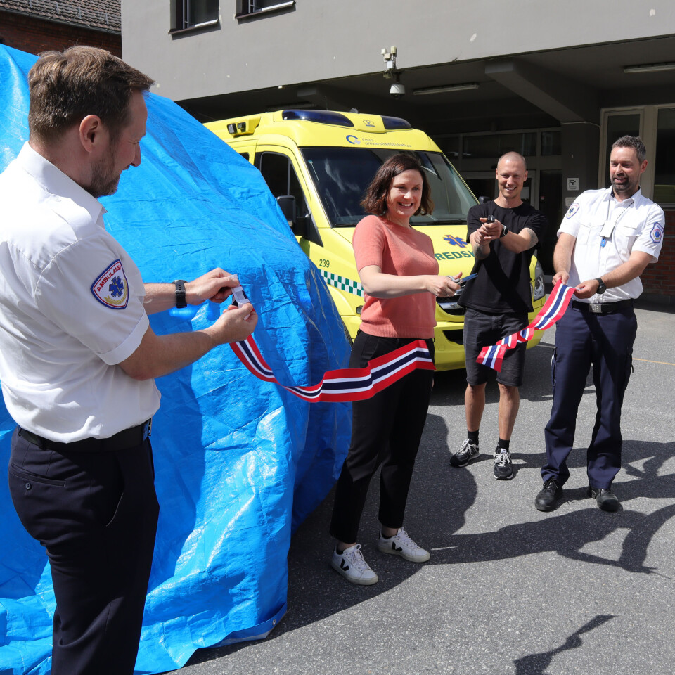 Mari Asphjell, leder av CBRNE-senteret, klippe båndet under avdukingen.