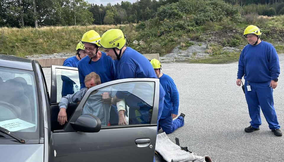 Scenarioet for øvelsen var en bilkollisjon ved lastedokkene bak fabrikken, hvor føreren satt fast i bilen.