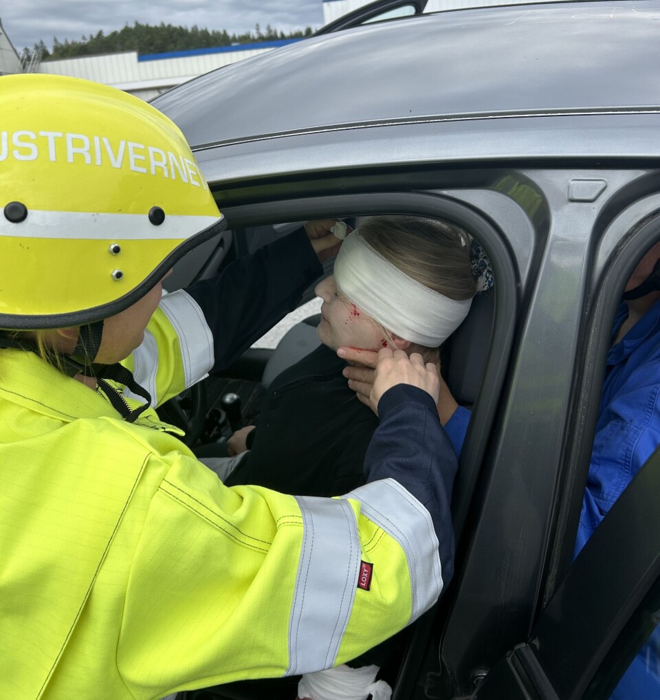–Høyre bakdør på bilen sto åpen for å indikere at det hadde vært flere i bilen, men kun fører satt i bilen under øvelsen, sier industrivernleder Erik Henriksen. – Høyre bakdør på bilen sto åpen for å indikere at det hadde vært flere i bilen, men kun fører satt i bilen under øvelsen, sier industrivernleder Erik Henriksen.