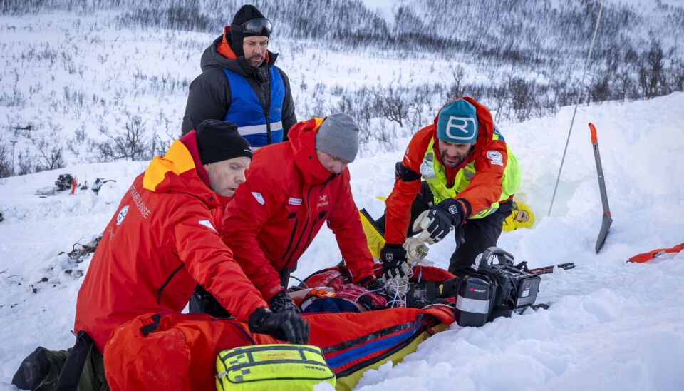 Legehelikoptermannskap trener på gjenopplivning etter snøskred på en av sine årlige treningssamling HEMS Camp.