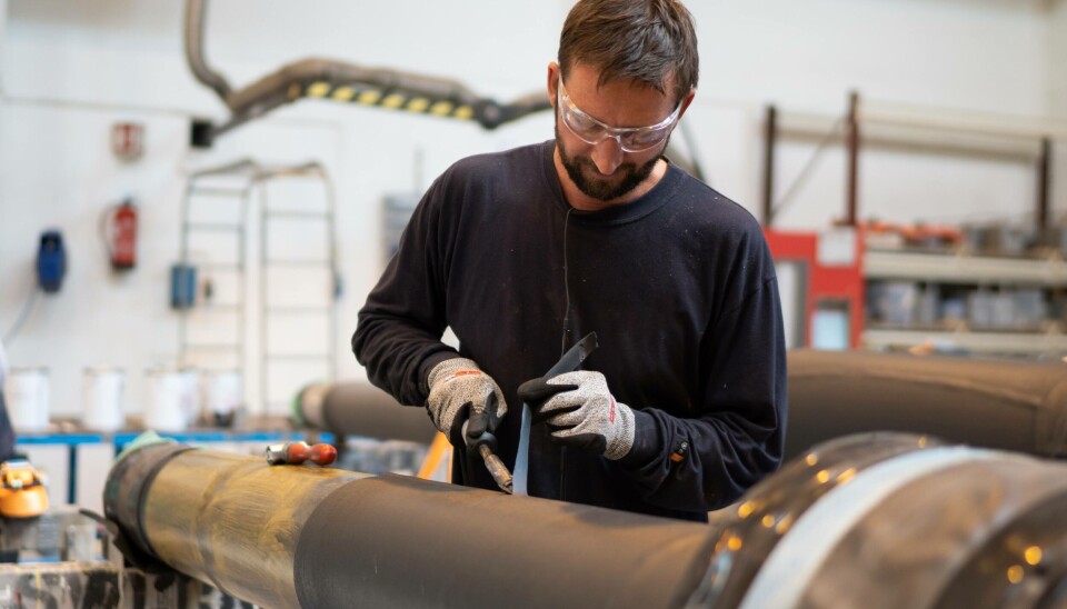 Vipo produserer polymer-løsninger for blant annet forsvars- og oljeindustrien. Her skjærer Magnus Nackom i Vipo overlapp av gummi.
