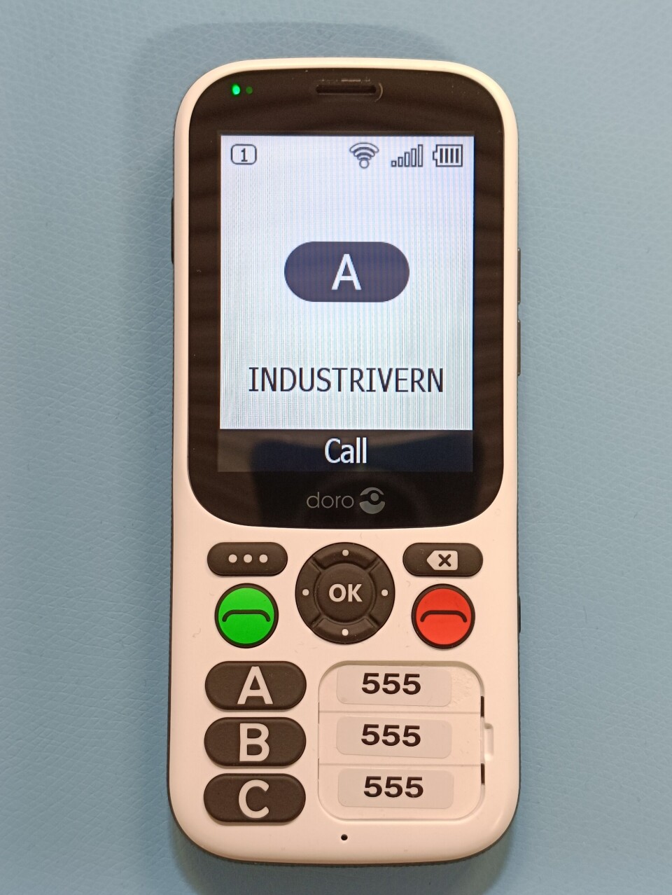 555 er det interne nødnummeret til industrivernet, og er lagt inn på alle telefonene. – Vi har gjort oppsettet på Doro-telefonene så enkelt som mulig, sier industrivernleder Geir Bakken.