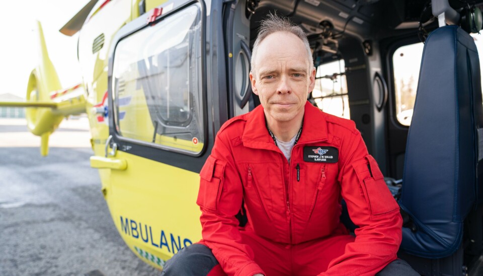 – Jeg har vært på trafikkulykker. Jeg har sett dramatikken og lidelsen. Jeg har sett de som er først på stedet, og ringt etter hjelp, har opplevd mye før det kommer profesjonell hjelp. Slike folk må vi hjelpe, sier Stephen Sollid, generalsekretær i Stiftelsen Norsk Luftambulanse.