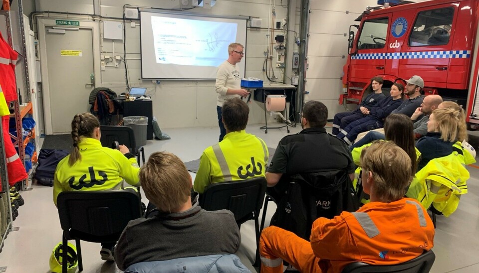 Teorietisk gjennomgang av pakking og stapping på akutt blødningskontrollkurset for industrivernet på Coast Center Base AS på Ågotnes. Freddy Tysnes (foran) fra SLB OneSubsea forteller om bruk av turniké.