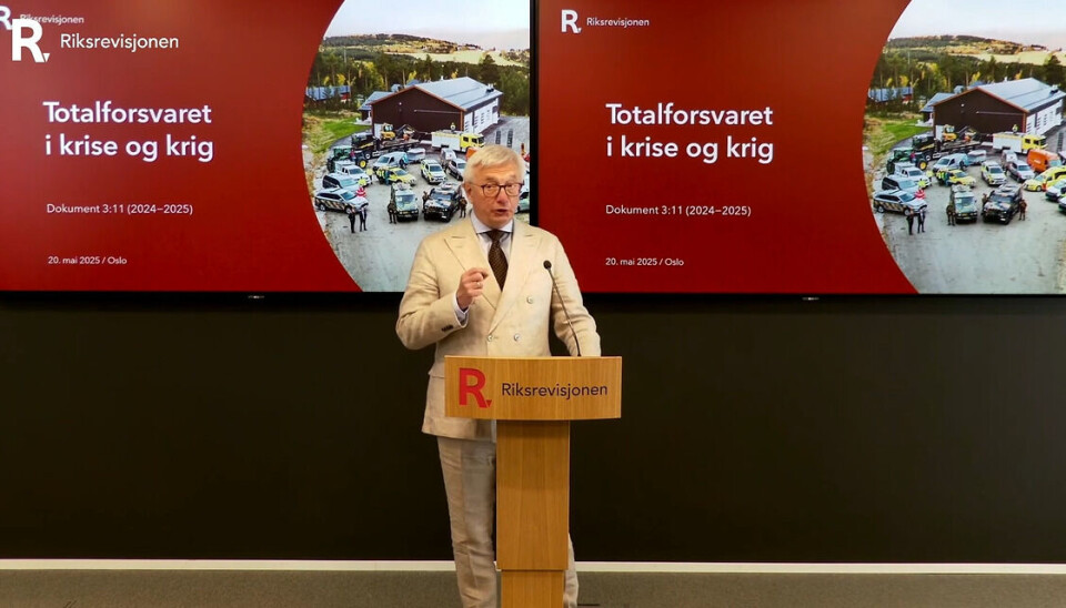 Riksrevisor Karl Erik Schjøtt-Pedersen kom med kritikk av flere departementer under pressekonferansen 20. mai. Her la riksrevisoren frem to undersøkelser: «Totalforsvaret i sikkerhetspolitisk krise og krig» og «Sikring av havneanlegg for å trygge samfunnssikkerheten».