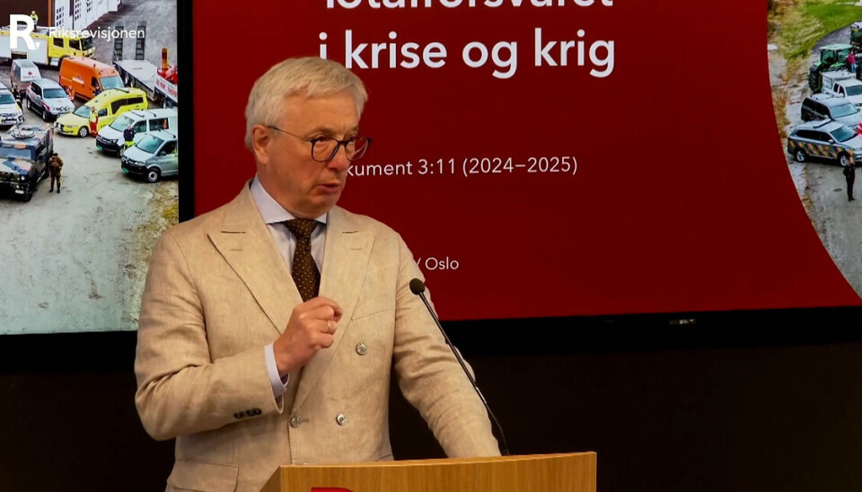 Riksrevisor Karl Erik Schjøtt-Pedersen kom med krass kritikk av flere departementer under pressekonferansen 20. mai. Her la riksrevisoren frem to undersøkelser: «Totalforsvaret i sikkerhetspolitisk krise og krig» og «Sikring av havneanlegg for å trygge samfunnssikkerheten».