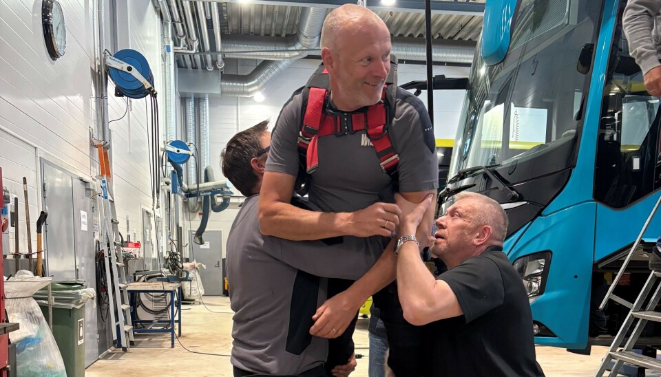 Industrivernet ved Wist Last og Buss øvde på fallsikring under øvelsen 2. juni. Innsatsperseom Geir Møllegård i selen blir støttet opp av fagleder industrivern Jon Ståle Lindreitli (t.v.) og innsatsperson Arve Hollup.