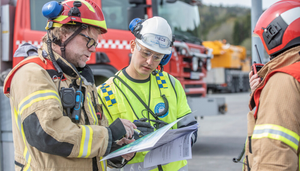 Å trene og øve gjør at man blir mer robust til å håndtere en hendelse. Bildet er fra en øvelse ved INEOS Rafnes i 2023.