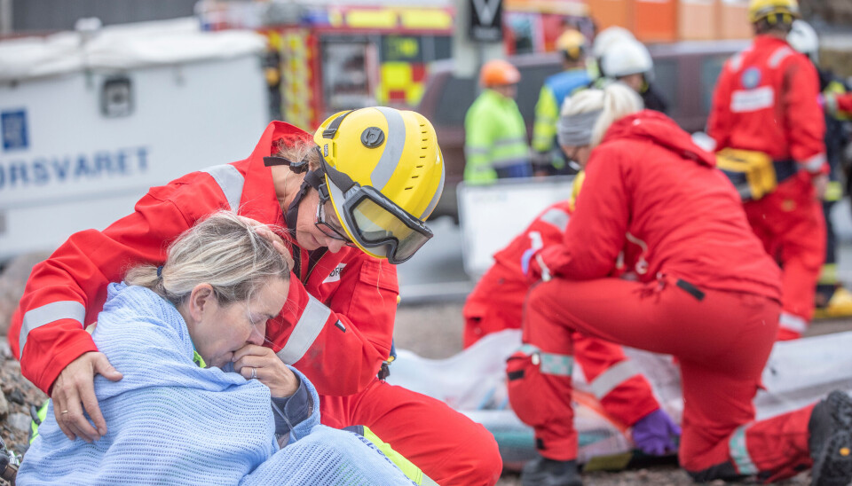 En enkel øvelse kan være å åpne opp førstehjelpskofferten. Vet du hvordan du bruker det som er inni? Bli kjent med utstyret. Har du øvd jevnt og trutt ved å gjennomføre mange små øvelser har du også bedre effekt av de store øvelsene, mener Olav Østebø. Bildet er fra en industrivernøvelse ved GE Healthcare på Lindesnes.
