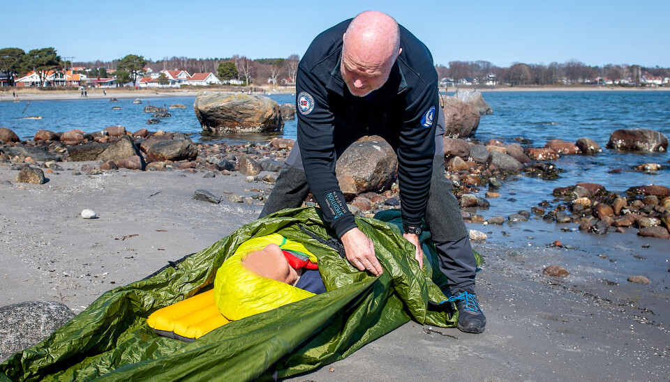 Man taper svært mye varme hvis man er våt. Du bør derfor sørge for at offeret får av seg våte klær, tørkes og får på seg tørre klær. Deretter kan offeret pakkes inn med litt ekstra varme, for eksempel i en jerven-duk, sovepose eller ekstra klær, anbefaler Jørgen Melau. Bildet er fra en øvelse og personen på bakken er anonymisert.