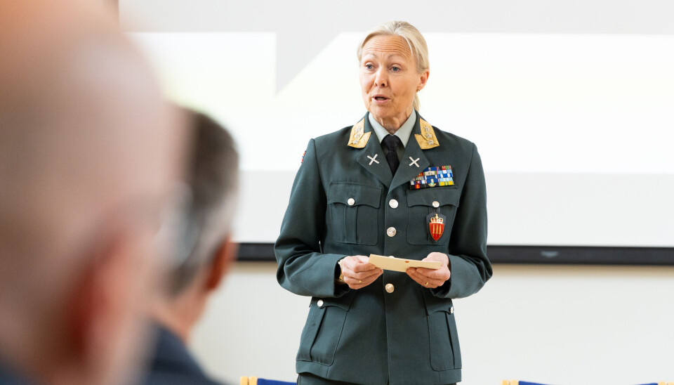 Ingrid M. Gjerde avsluttet foredraget på Sårbarhetskonferansen med forsvarets motto: «For alt vi har og alt vi er».
– Jeg har jobbet med krig og konflikt gjennom hele mitt voksne liv. Men det blir tydeligere og tydeligere for meg at den siste delen av mottoet som er «alt vi er», ja den må vi forsvare. Det betyr at vi må forsvare hvem vi er, det vil si verdiene vi står for, demokratiet vårt, ytringsfriheten og det det er å være et samfunn, sier generalløytnant og sjef for forsvarsstaben, Ingrid M. Gjerde.
På bildet er Gjerde under en markering på Akershus festning hvor styrkesjefene, Forsvarets logistikkorganisasjon og Forsvarsmateriell signerte avtalen om ny aktørmodell på materiell og vedlikehold i forsvarssektoren.
