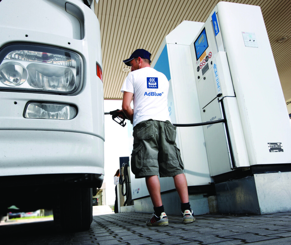 Yaras produkter har også andre samfunnskritiske bruksområder, blant annet AdBlue: Urea, brukes til å produsere i AdBlue, en væske som dieselkjøretøy er avhengige av.